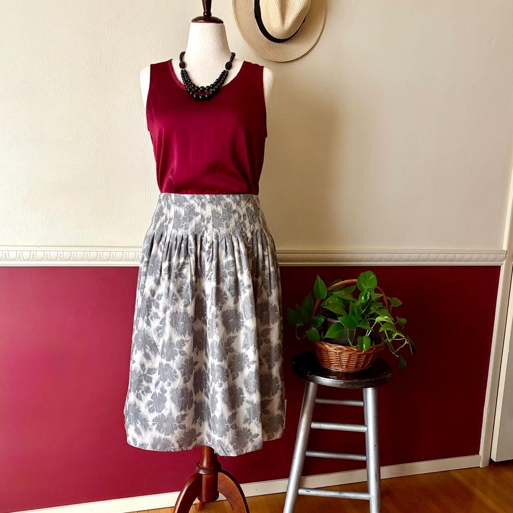 NEW Liz Claiborne 100% Silk Floral Pleated Midi Skirt 14 Gray NWT Neutral Full